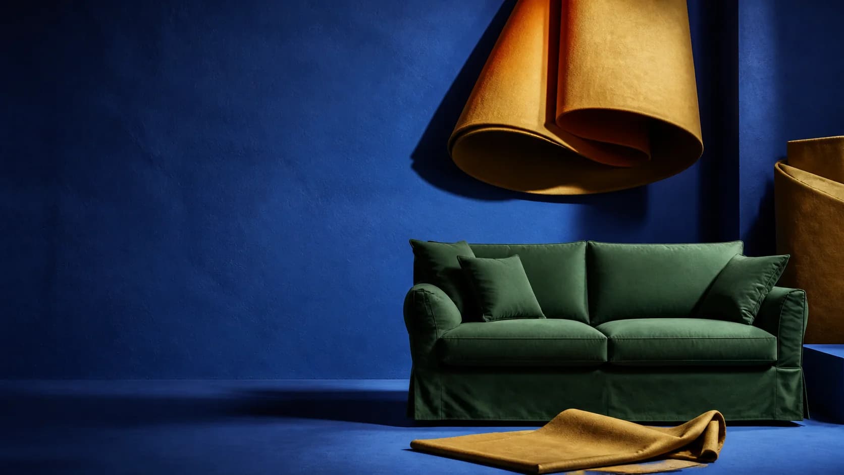 Canapé vert dans un décor cobalt et ocre Housees