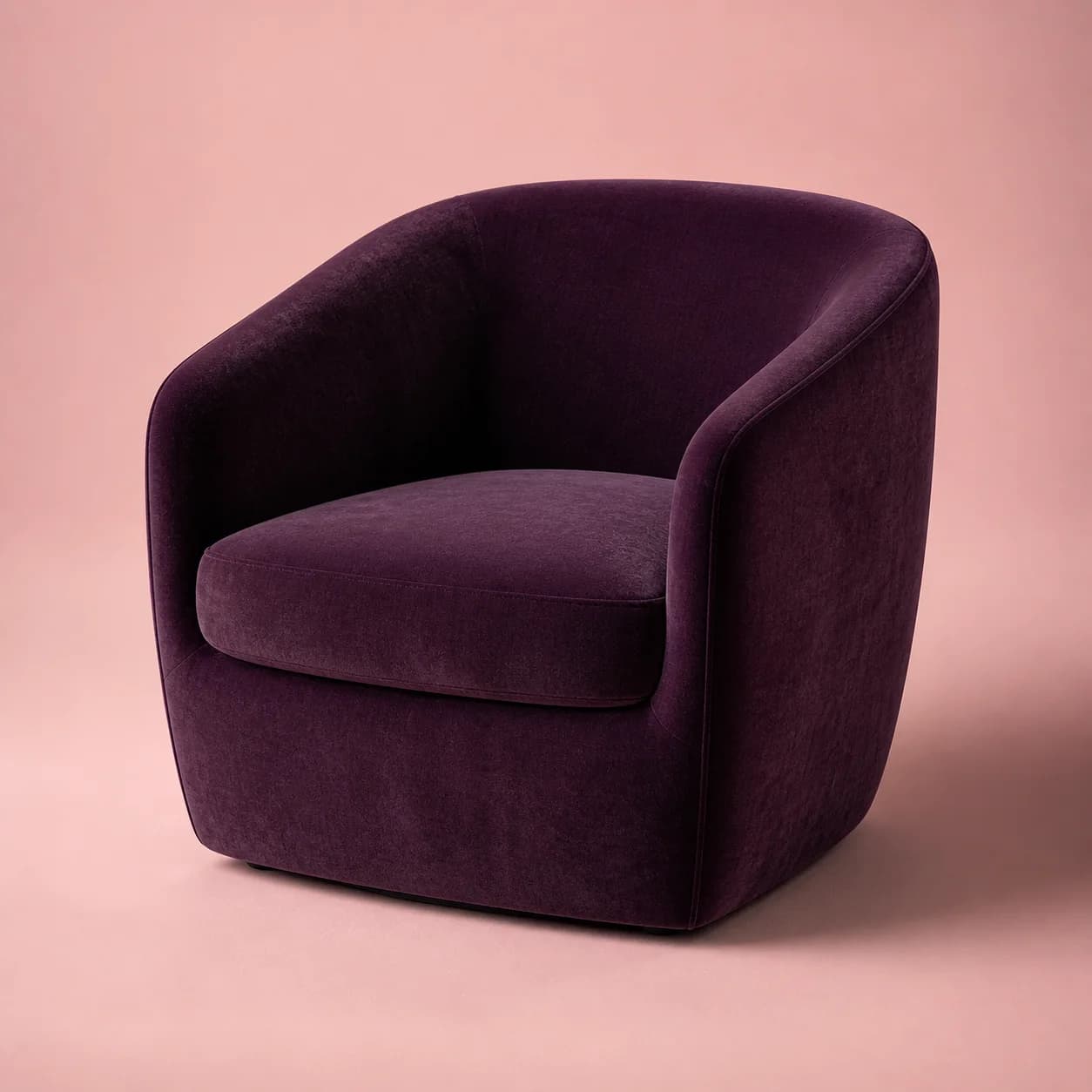 Fauteuil club habillé de velours aubergine