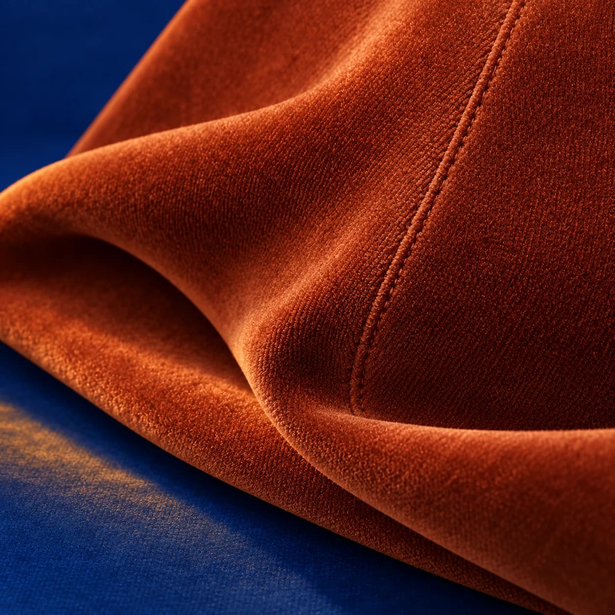 Étude macro du velours terracotta et de sa couture