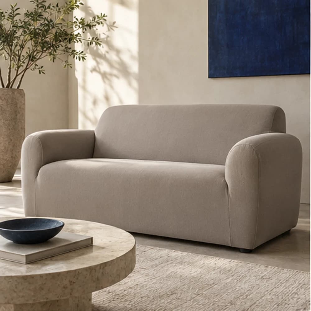 la housse Essential sur un canapé droit dans un intérieur contemporain