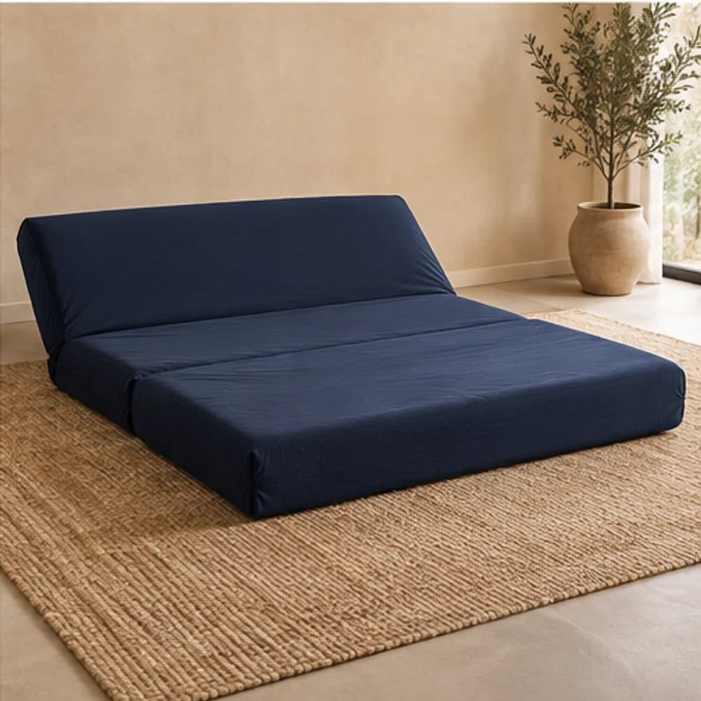 Futon partiellement déplié montrant sa forme convertible