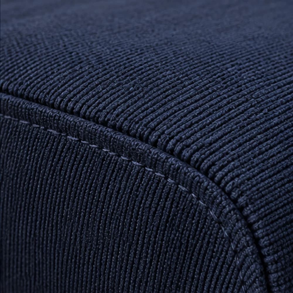 Gros plan sur la maille bleu nuit et sa couture