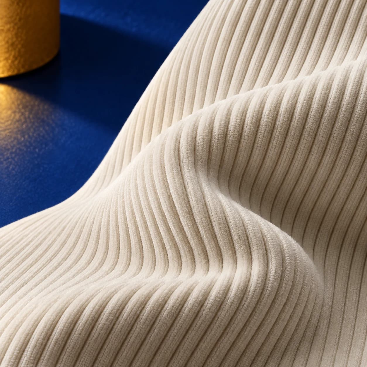 Étude macro des fines côtes d’un velours ivoire