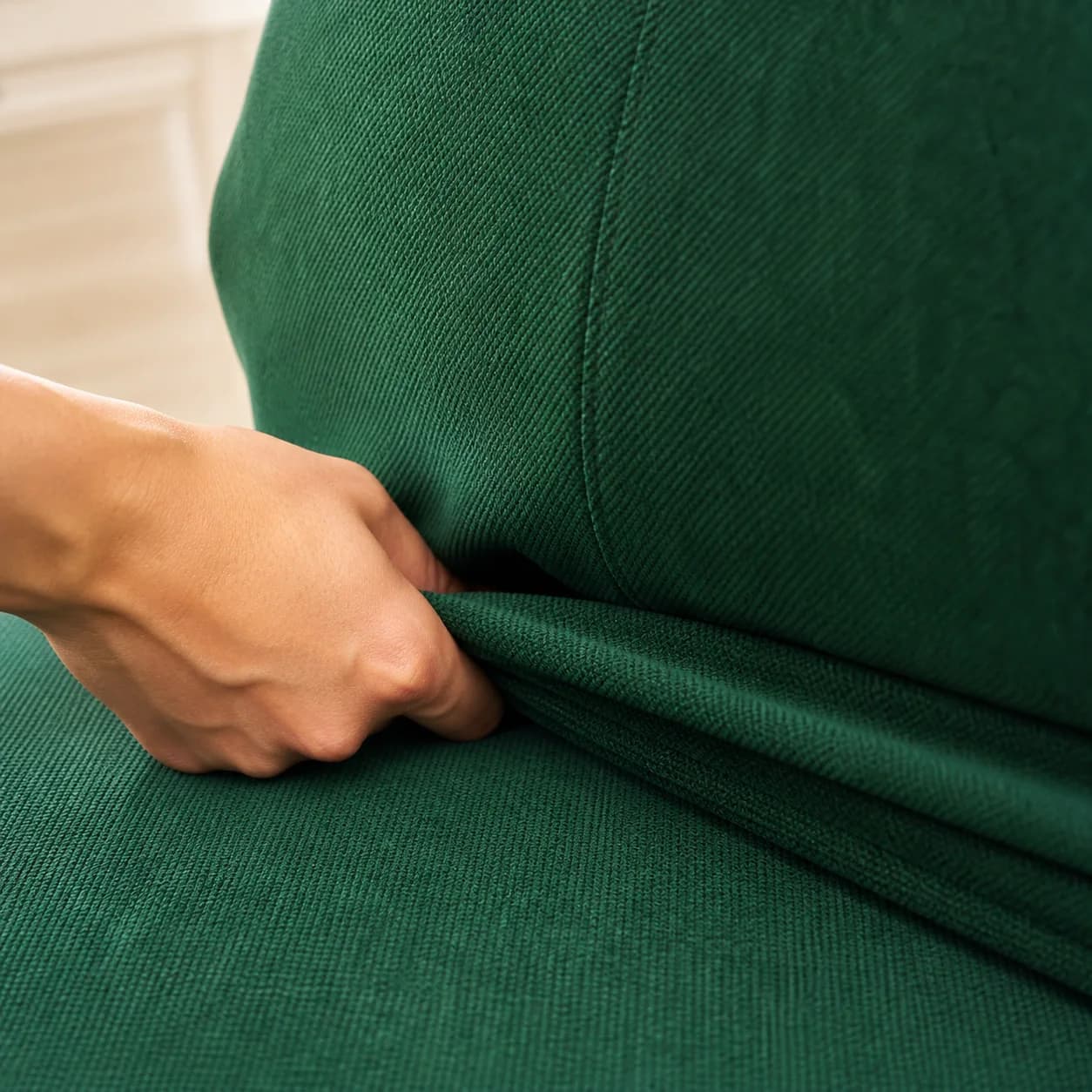 Détail de la couture et du tombé du textile sur un angle d’assise