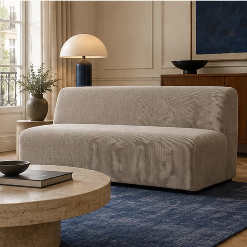 Banquette greige installée dans un salon contemporain