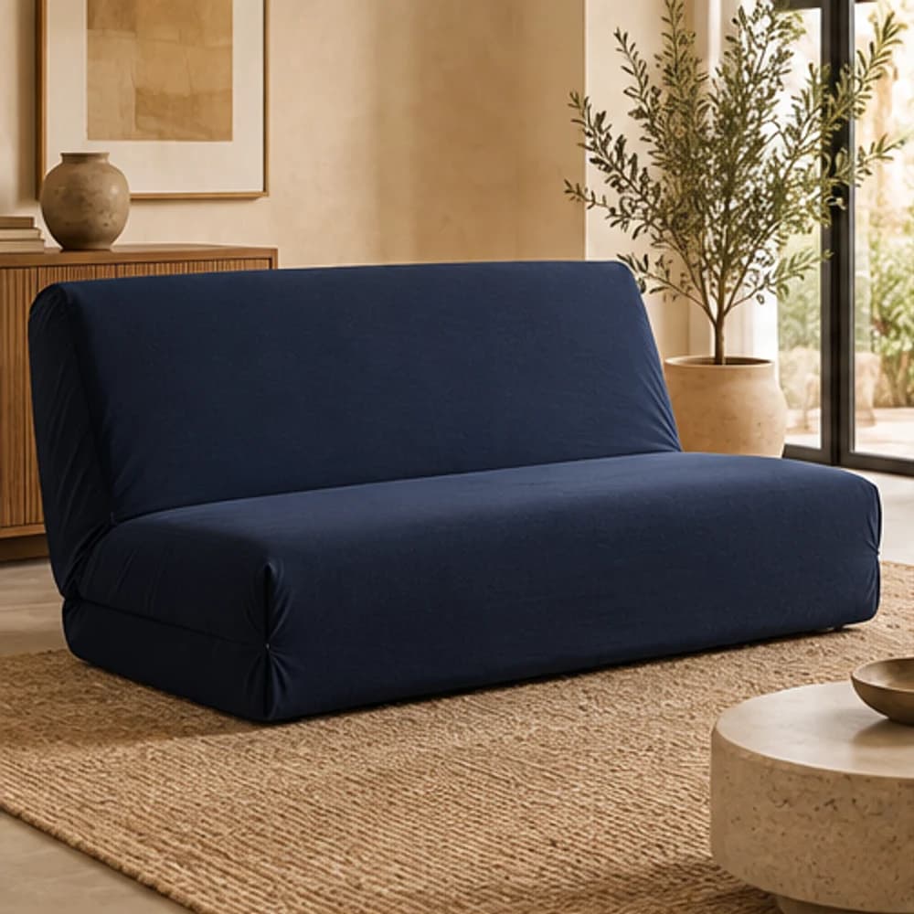 Canapé-lit futon sans accoudoirs habillé d’une housse bleu nuit