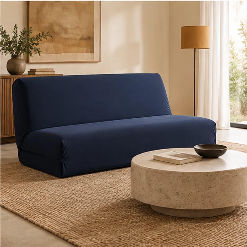 Futon bleu nuit dans un salon aux tons sable