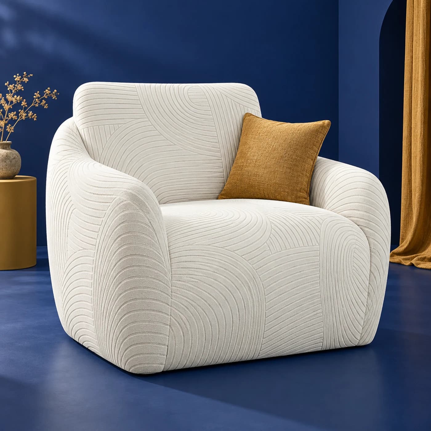 Fauteuil enveloppé d’une housse ivoire au relief ondulé