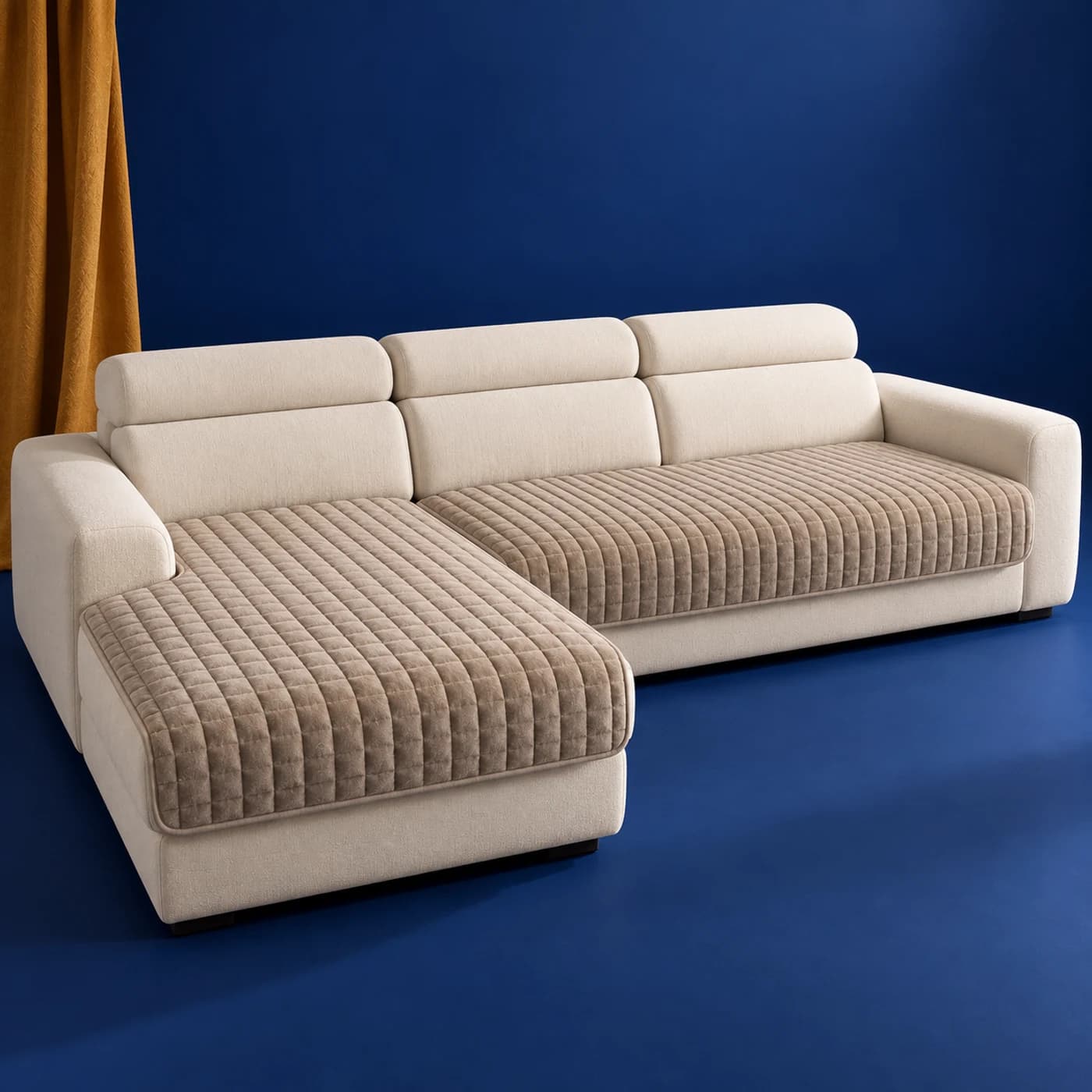 Canapé d’angle crème équipé de protections d’assise matelassées taupe